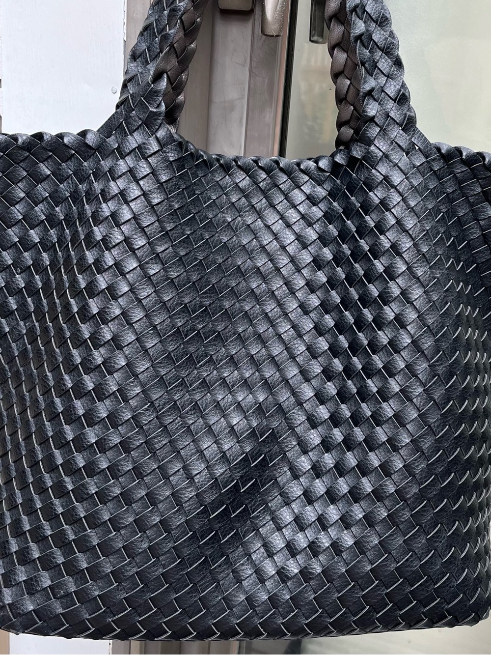Ilse Jacobsen woven reversible tote in black and metallic gunmetal - Picture 3 of 10